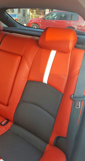 asientos traseros de auto tapizados en piel